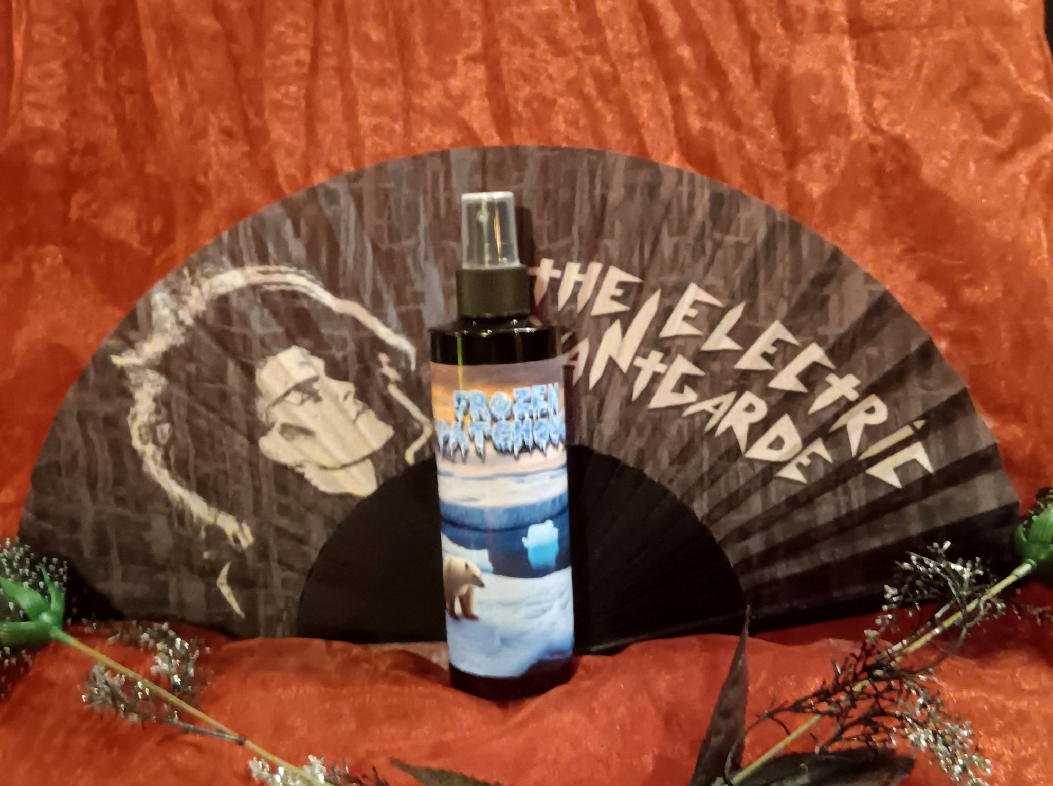 Bild von Frozen Gothic Refresh" Set, Kühl - Körperspray mit Patchouli-Duft und Umbra et Imago Fächer